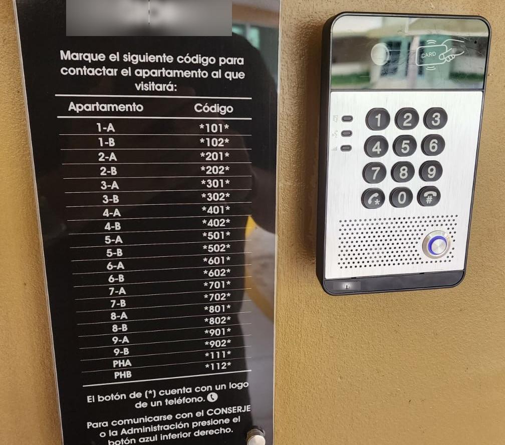 Intercomunicador en la entrada de un PH