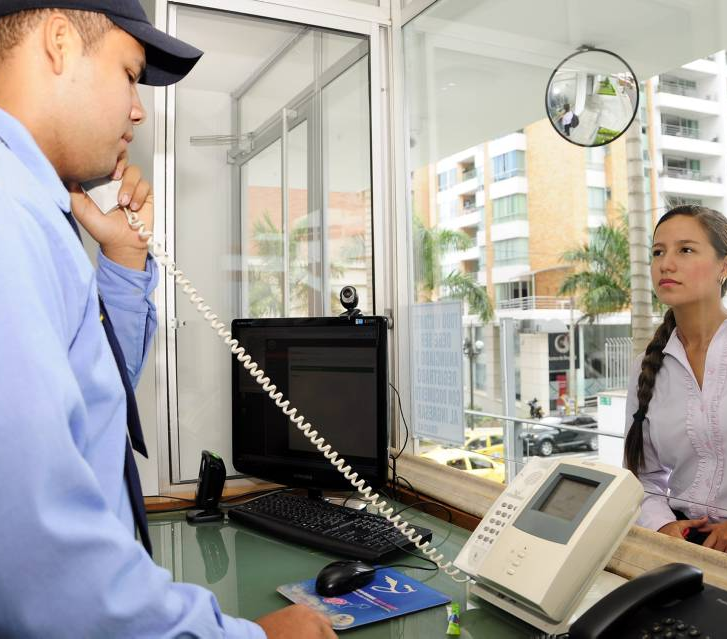Personal de vigilancia en la garita